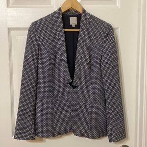 Beautiful blazer (bundle 3 or more items for $5 each!)